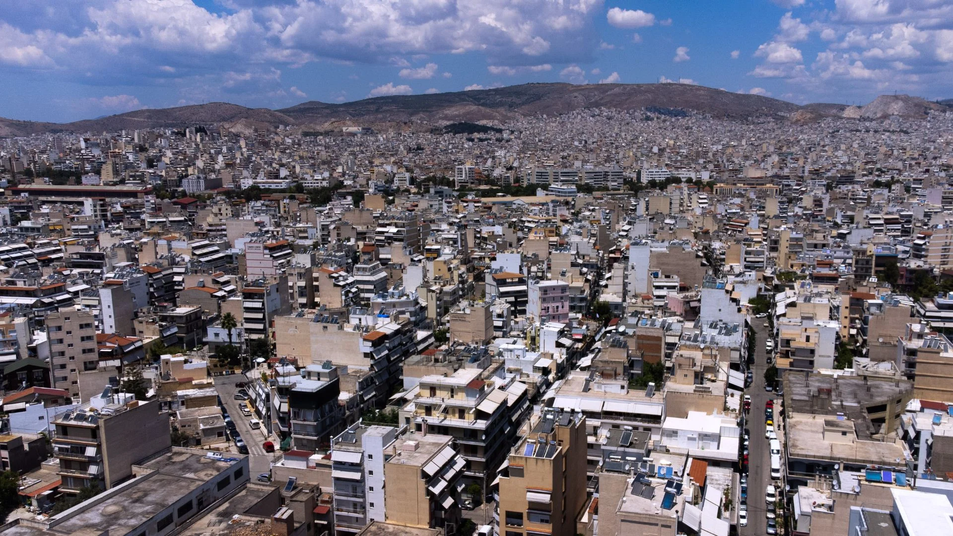 Σπασμένος θερμοσίφωνας, υγρασία στο ταβάνι, χαλασμένα καλώδια
