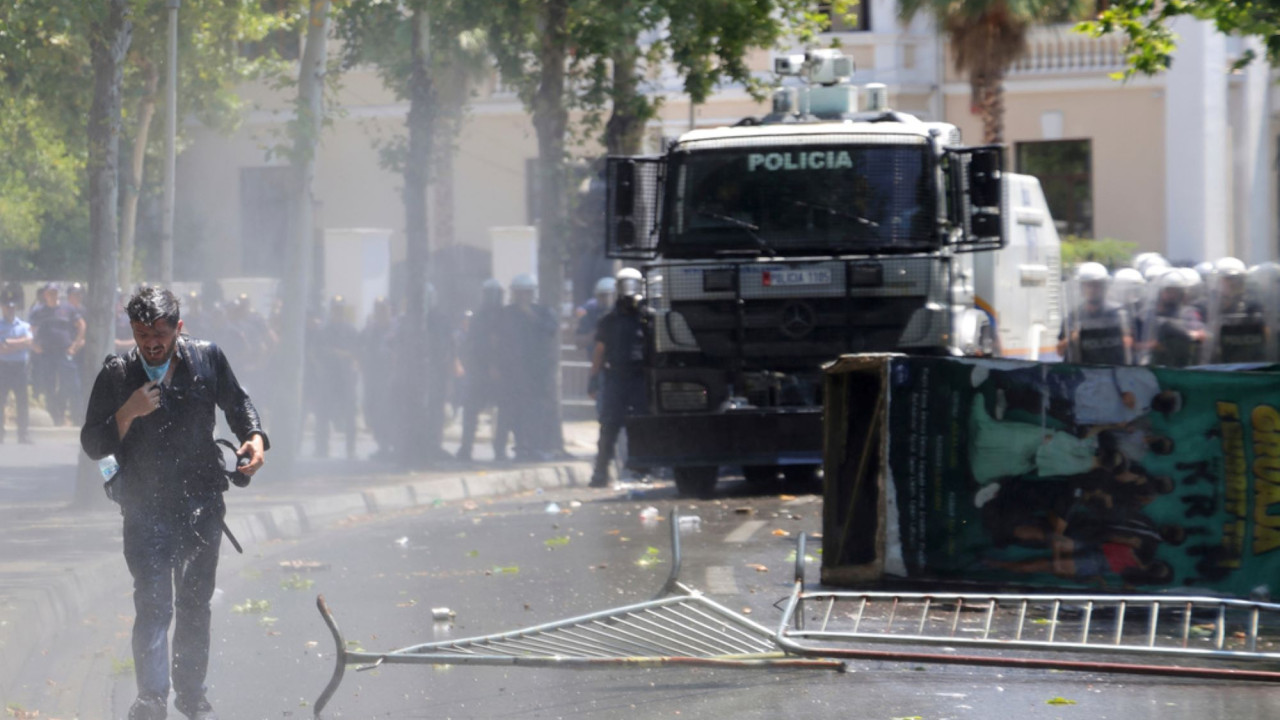 Ζβέρνετς υπό πίεση: Οργή για το πολυτελές θέρετρο, χημικά και κανόνια νερού στα Τίρανα