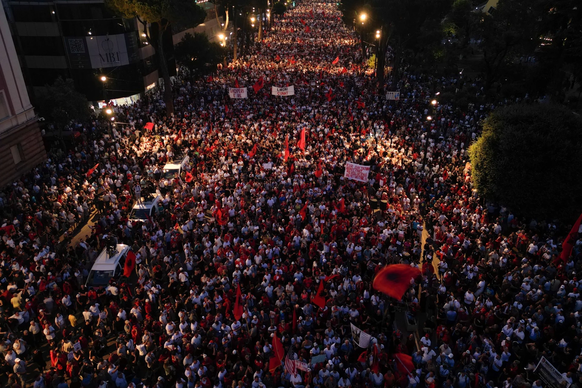 Τεράστια συγκέντρωση κατά του τουριστικού συγκροτήματος