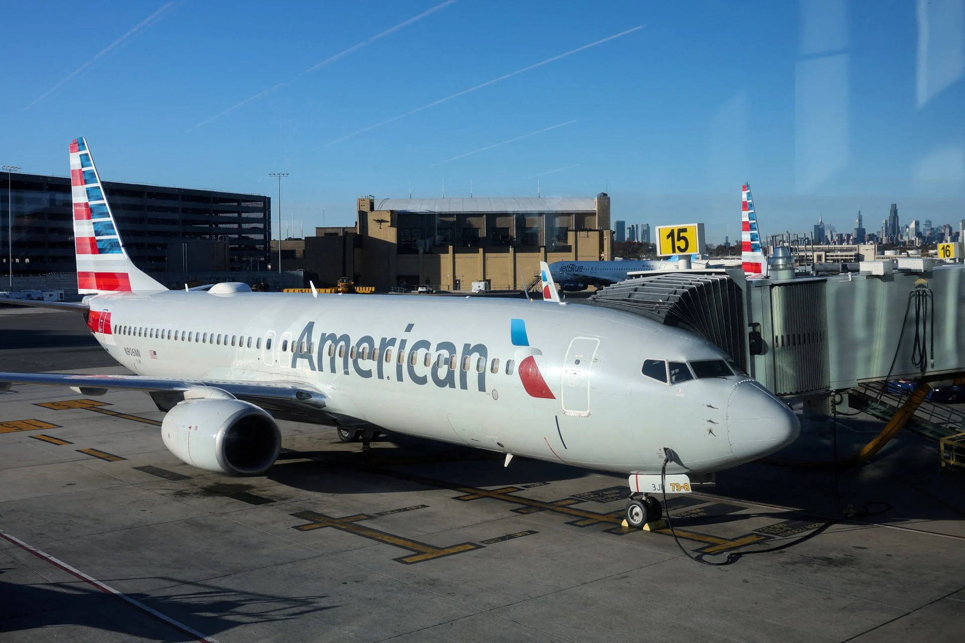 Η American Airlines προειδοποιεί για μεγαλύτερες πιθανές απώλειες λόγω της αύξησης των τιμών στα καύσιμα