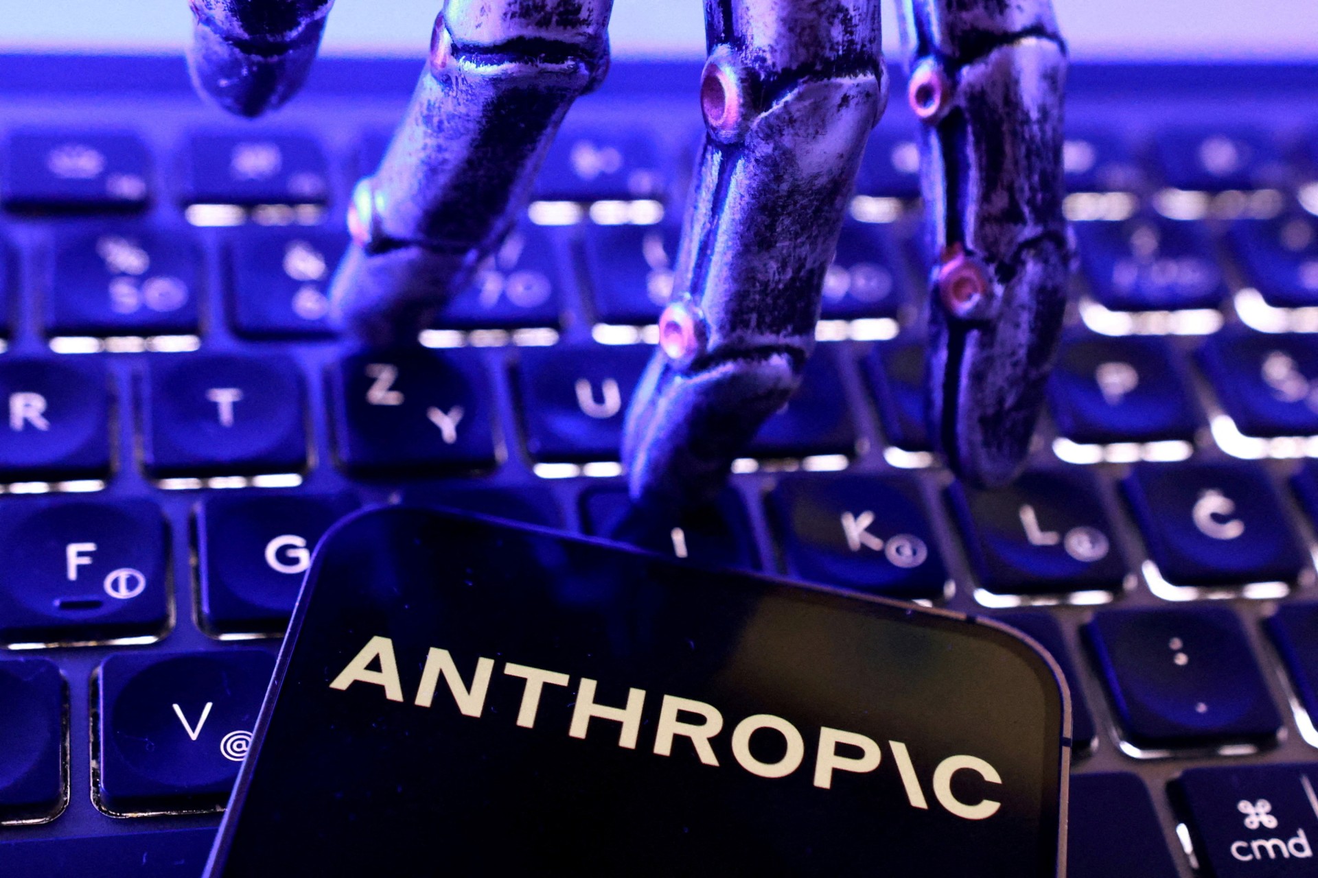 Προσλαμβάνει ειδικούς για να αποτρέψει το τέλος του κόσμου...που φοβάται ότι μπορεί να προκαλέσει η ίδια