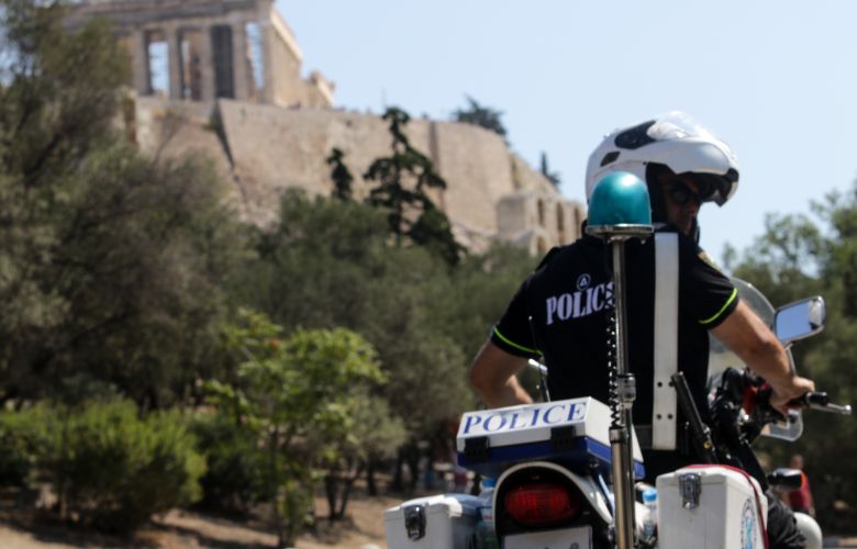 Άνδρας επιτέθηκε με μαχαίρι σε ένα ζευγάρι τουριστών στην Ακρόπολη – Συνελήφθη ο δράστης