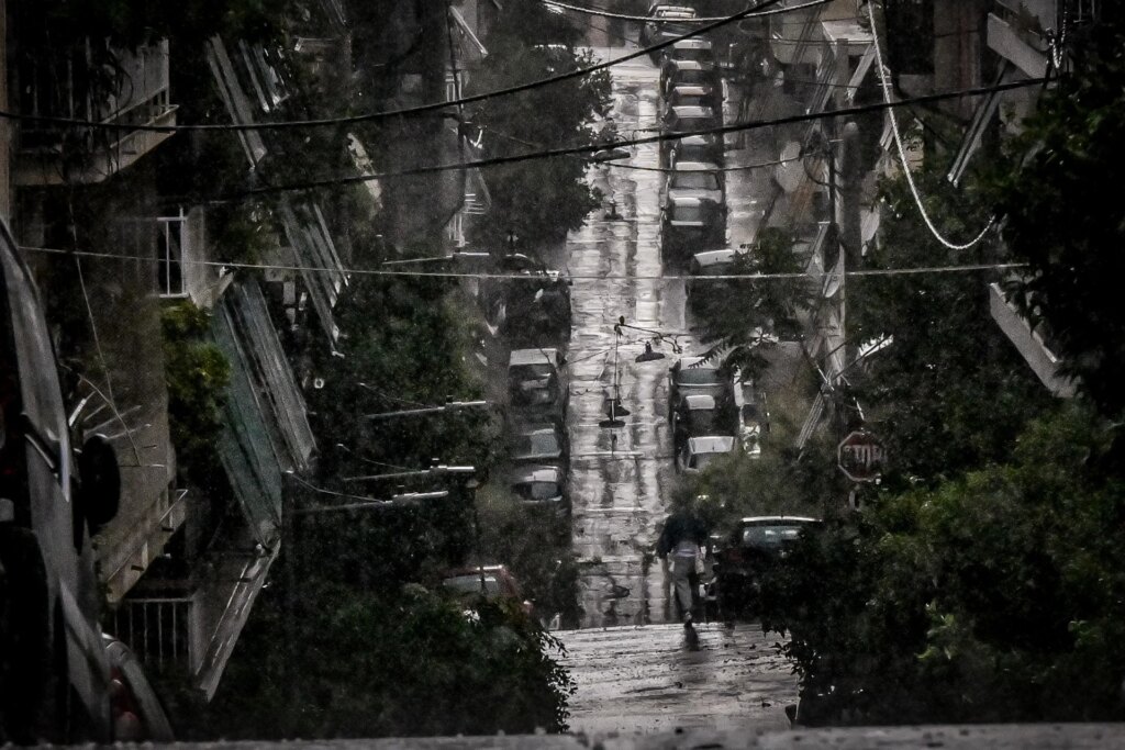 Ιλιον: Και ξαφνικά πίδακας μέσα στον δρόμο (βίντεο)