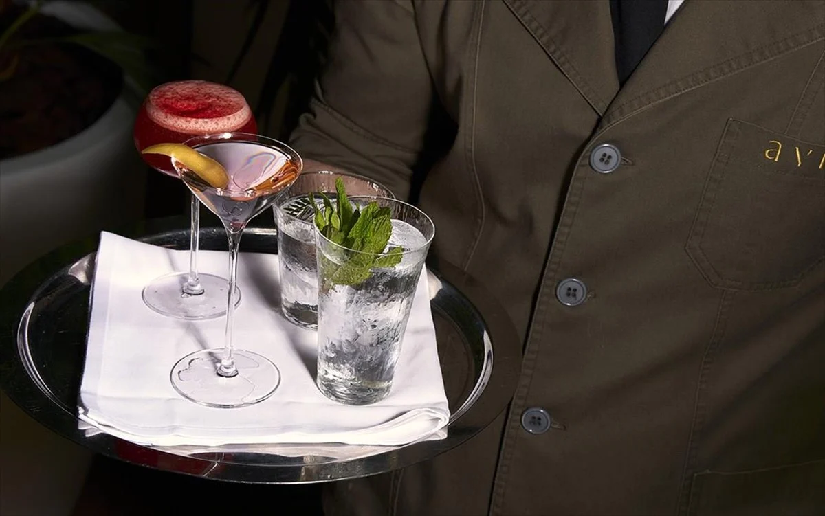 Γιατί όλοι μιλούν για το νέο cocktail menu του Avra Bar