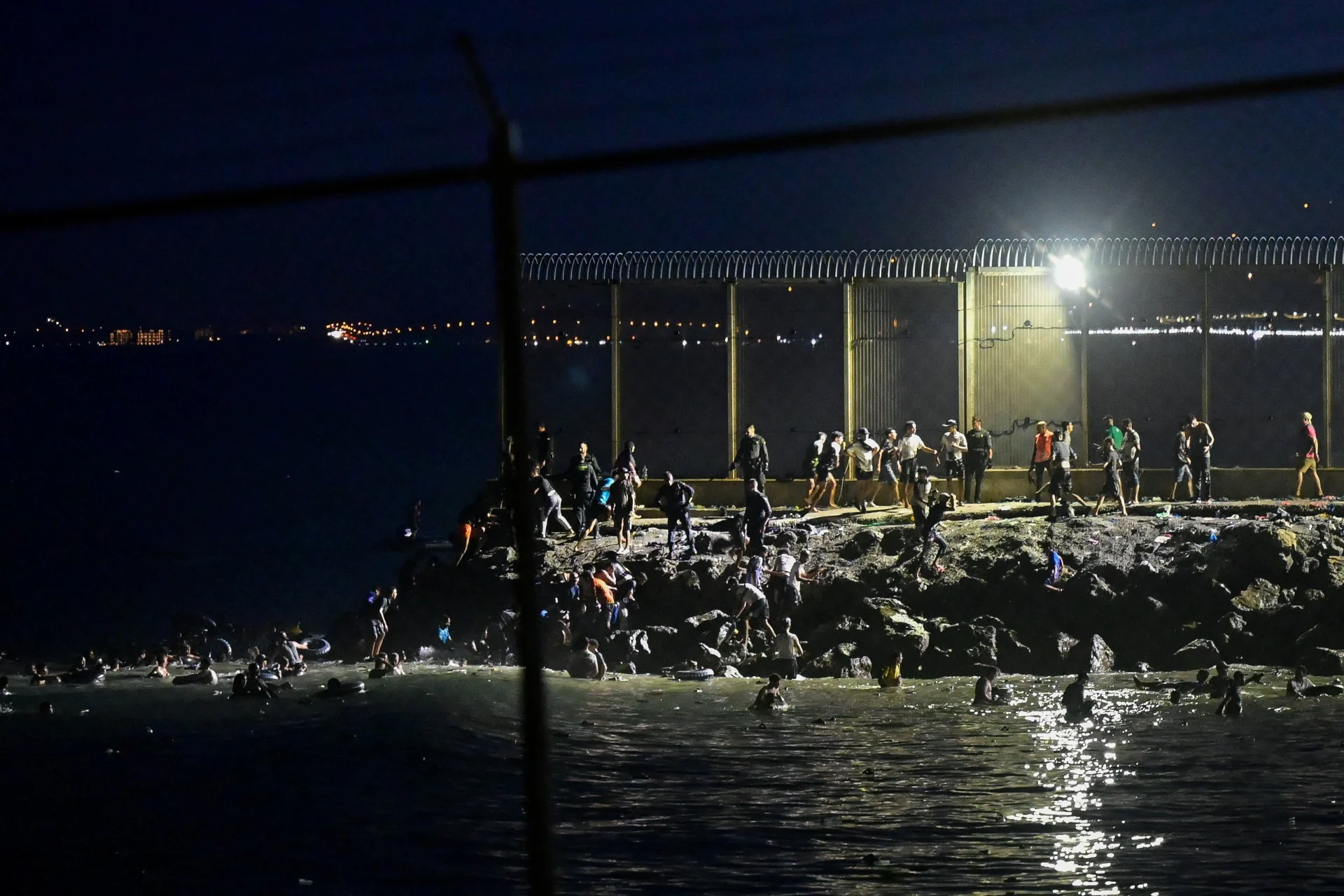 Θέουτα: Συνεχίζει να «πλημμυρίζει» με Μαροκινούς μετανάστες