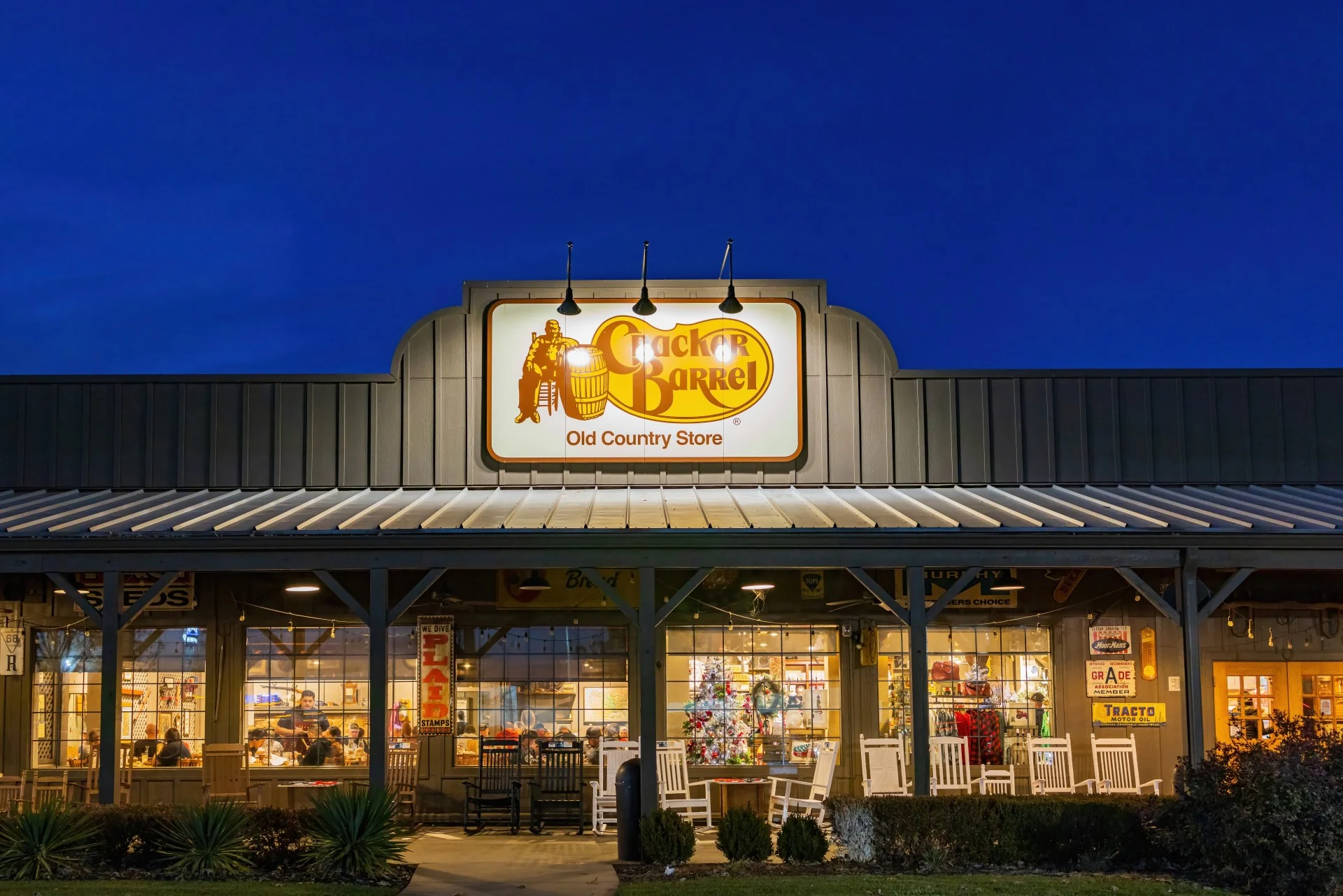 Cracker Barrel: Το λογότυπο που «έκαψε» τη Τζούλι Μασίνο