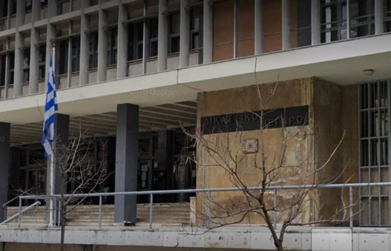 Στο Αυτόφωρο ο 29χρονος οδηγός που προσέκρουσε με γερανοφόρο όχημα στη γέφυρα Πανοράματος