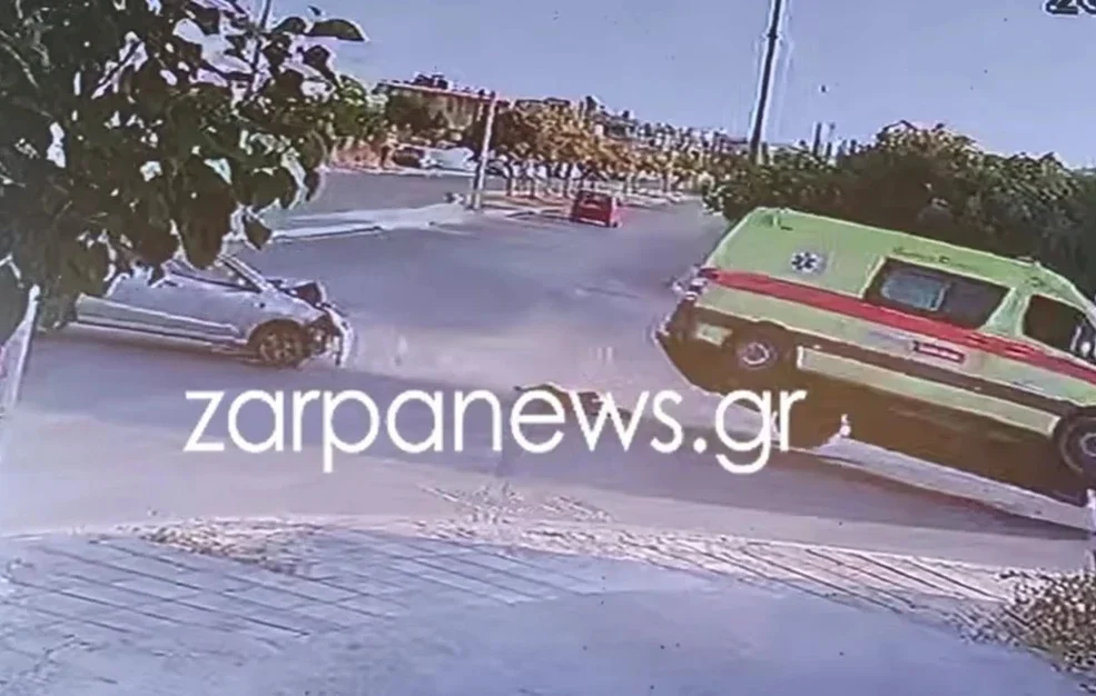 Βίντεο-ντοκουμέντο δείχνει τη στιγμή που τουμπάρει ασθενοφόρο μετά τη σύγκρουση με ΙΧ στα Χανιά – Ο ασθενής κατέληξε από ανακοπή