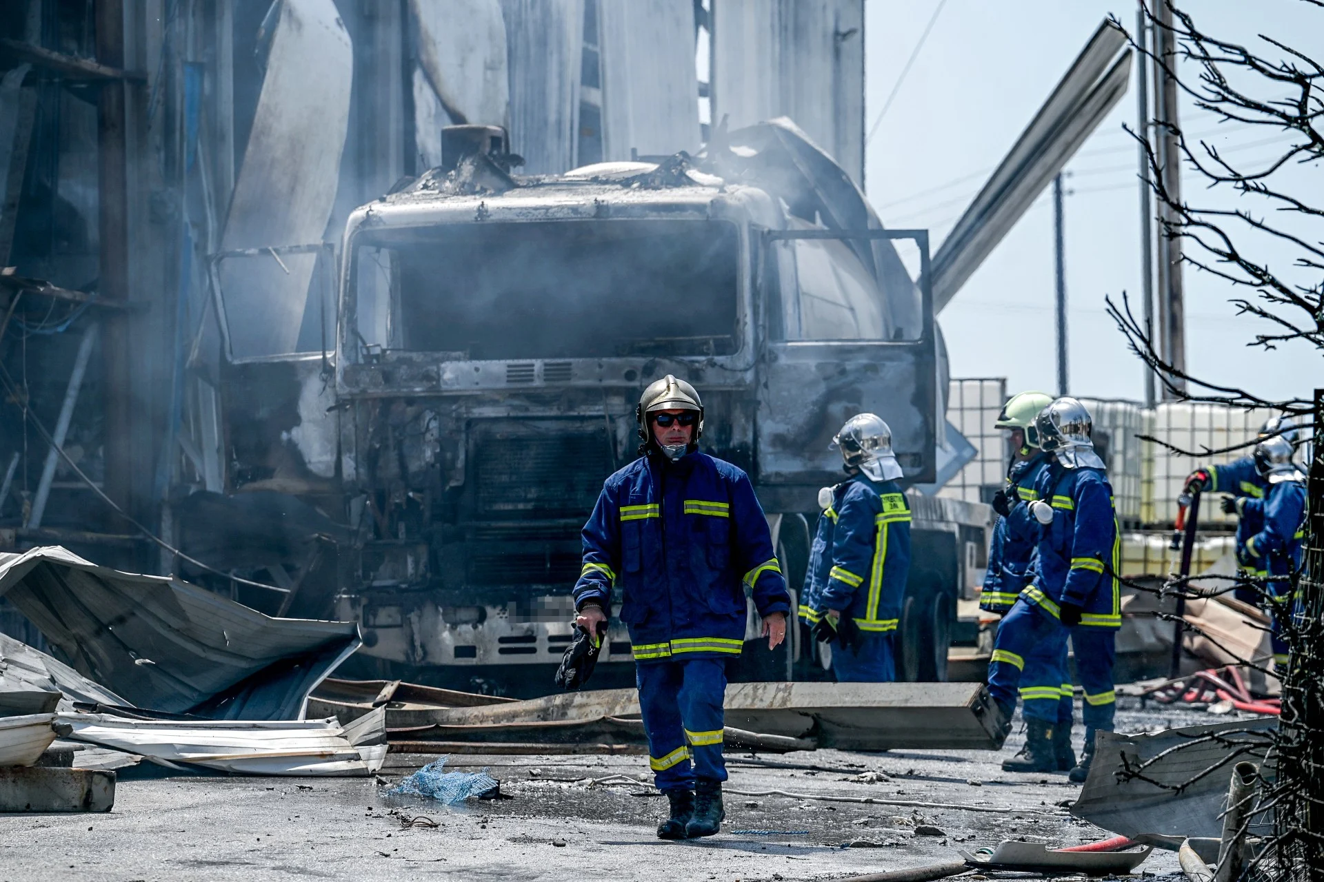 Τρεις συλλήψεις για την έκρηξη και φωτιά σε εργοστάσιο