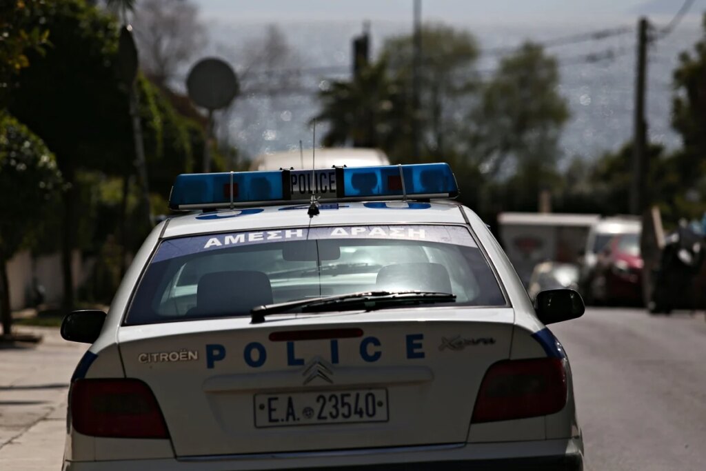 Αφαίρεσαν πάνω από 16.000 ευρώ και κοσμήματα από ηλικιωμένο αλλά δεν ξέφυγαν