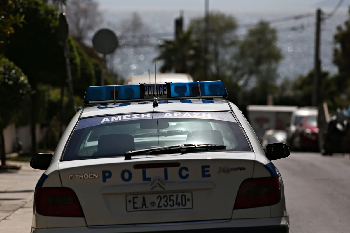 Αφαίρεσαν πάνω από 16.000 ευρώ και κοσμήματα από ηλικιωμένο αλλά δεν ξέφυγαν