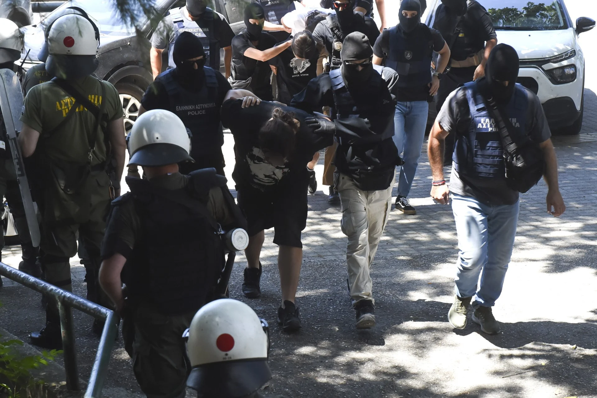 Υπό δρακόντεια μέτρα η μεταγωγή των συλληφθέντων στα δικαστήρια