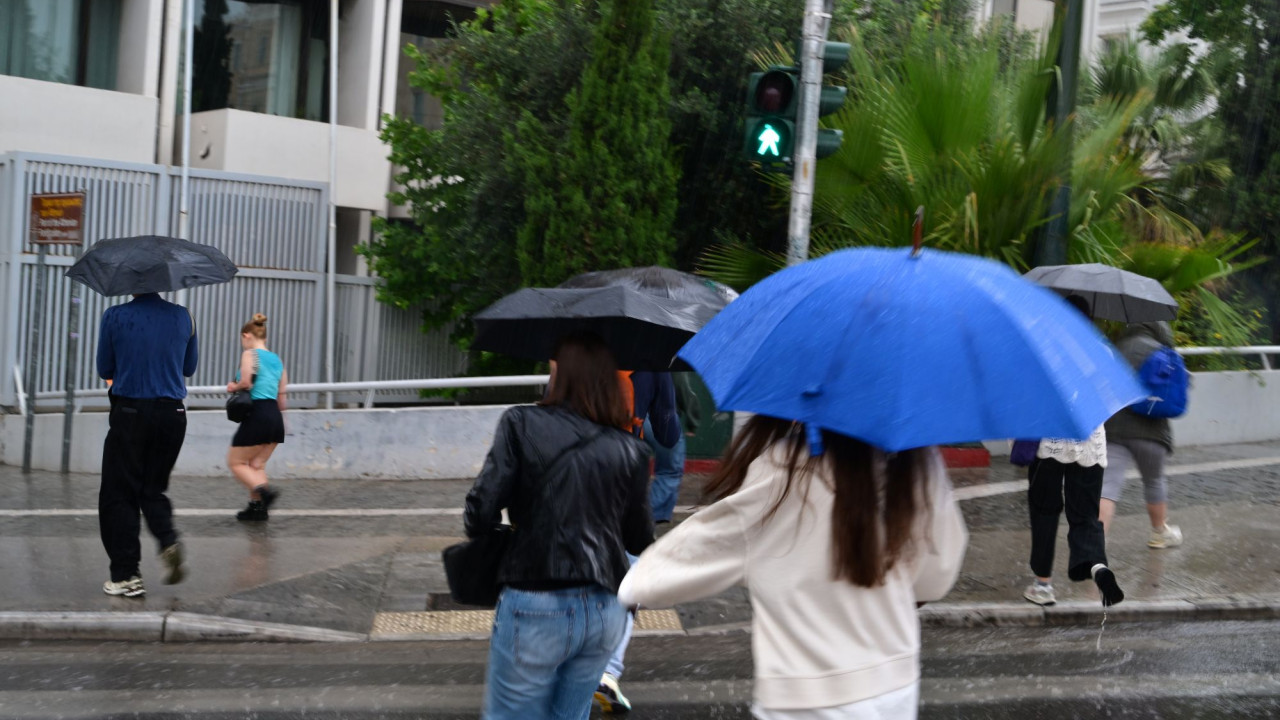 Καιρός σήμερα: Μείωση της θερμοκρασίας και τοπικές βροχές