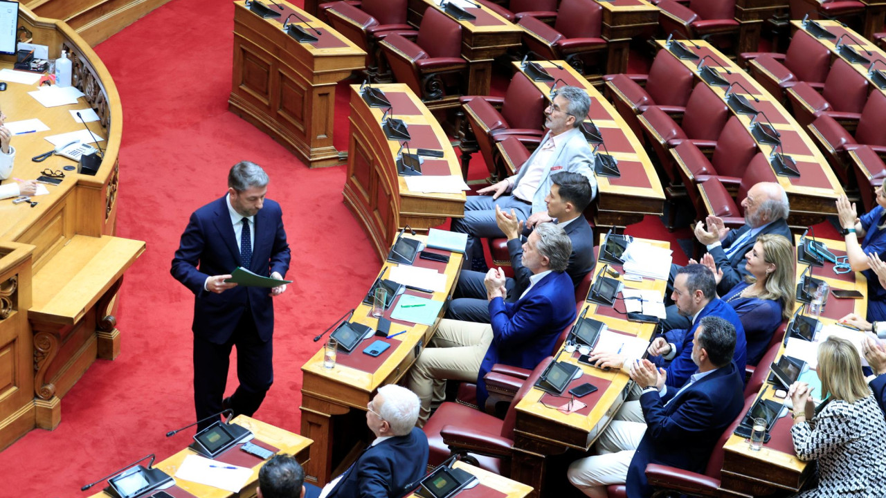 Αντιπαράθεση ΠΑΣΟΚ - ΝΔ στη Βουλή για το Ταμείο Ανάκαμψης