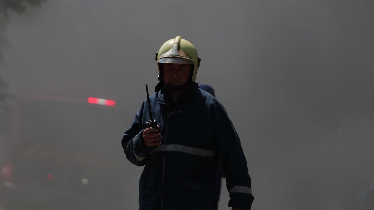 Μάχη με τις φλόγες δίπλα σε σπίτια στο Ωραιόκαστρο