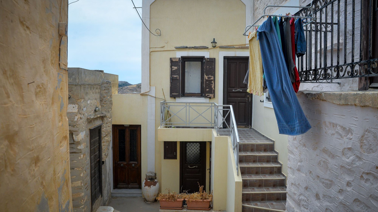 Ελεύθερη με περιοριστικούς όρους η 30χρονη για το φονικό στη Σύρο