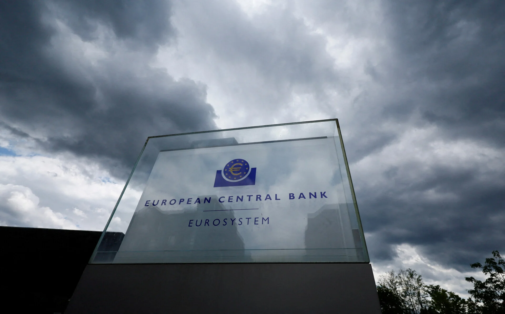 EKT: Αποφάσεις με το βλέμμα στον πόλεμο του Ιράν