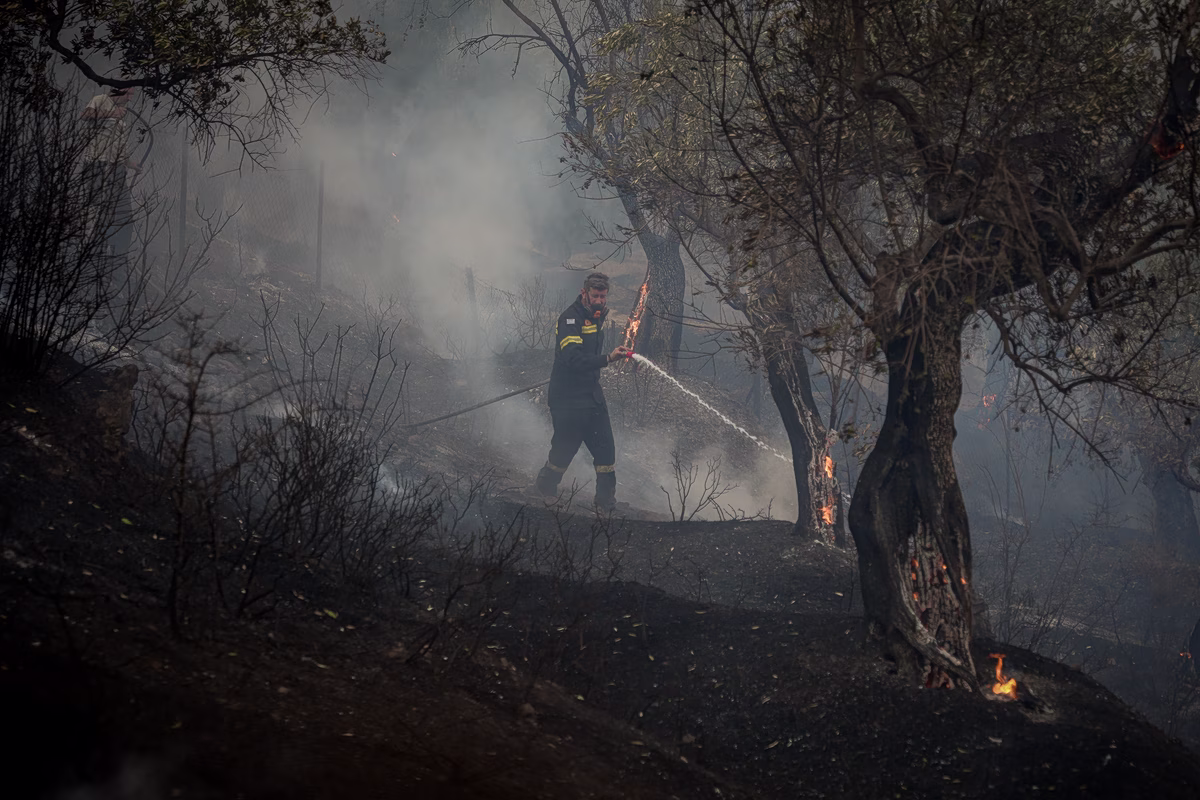 Νεκροί πυροσβέστες: Βαθιά θλίψη στον πολιτικό κόσμο - Το βαρύ τίμημα που μπορεί να έχει η αποστολή τους