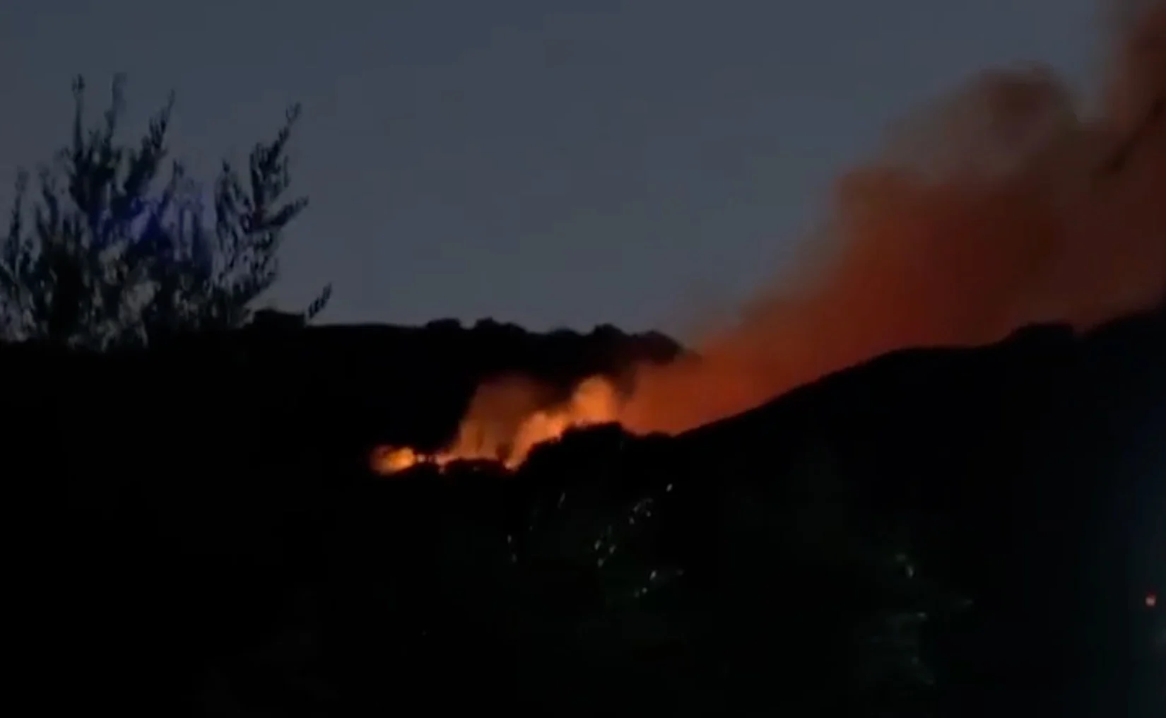Σε εξέλιξη η πυρκαγιά σε αγροτοδασική έκταση στην περιοχή Νερατζιές
