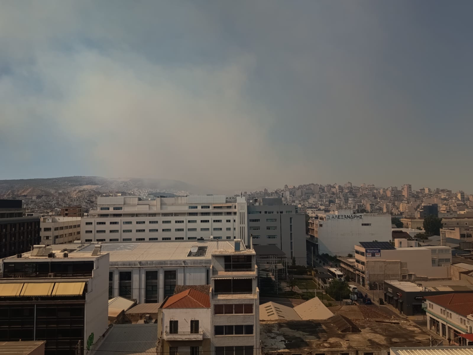 Η φωτιά πέρασε από το Ποικίλο Όρος, καίγεται το βουνό