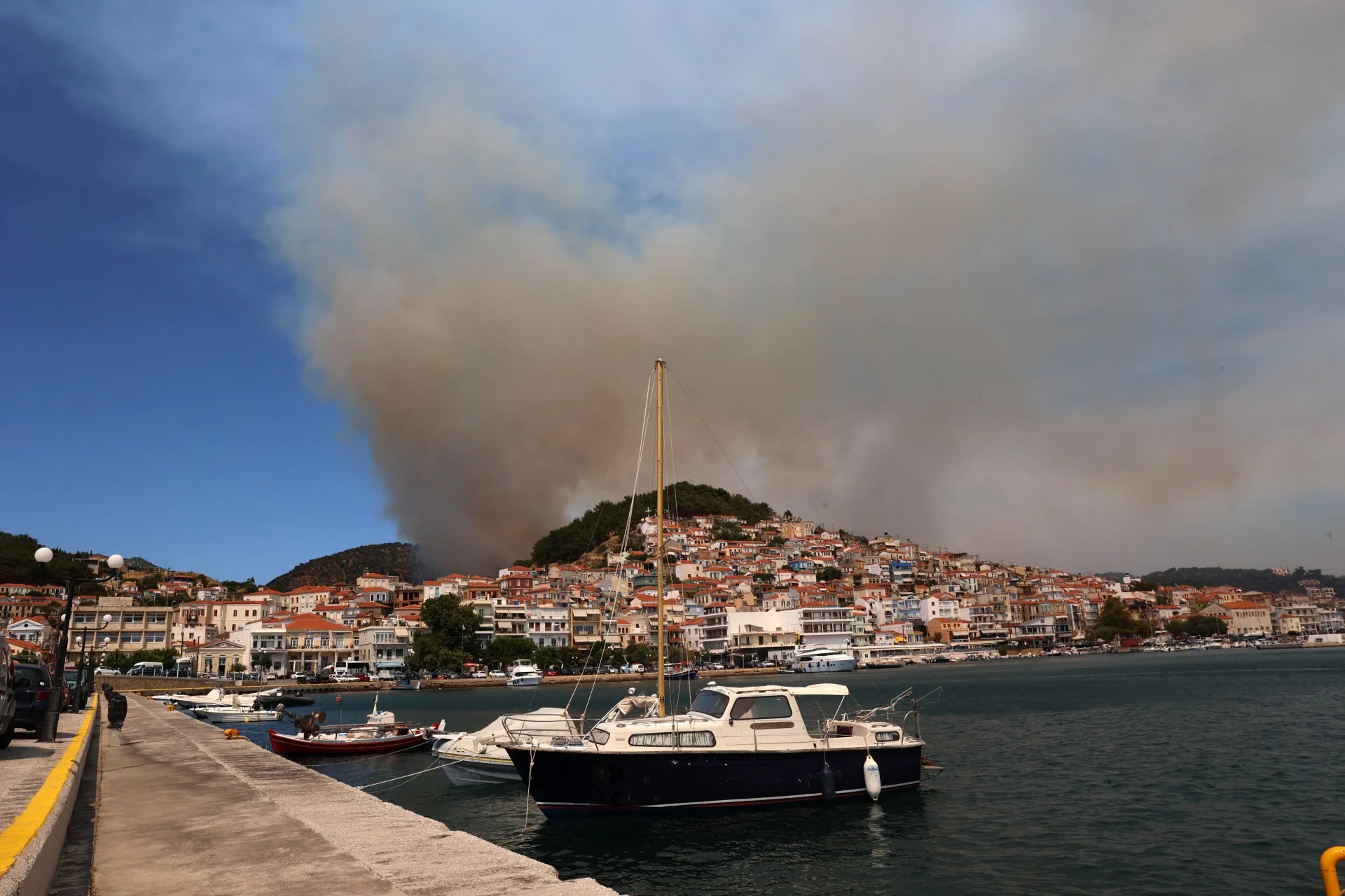 Π. Χριστόφας (Δήμαρχος Μυτιλήνης) για φωτιά στο Πλωμάρι: Δεν είναι ακόμη υπό έλεγχο