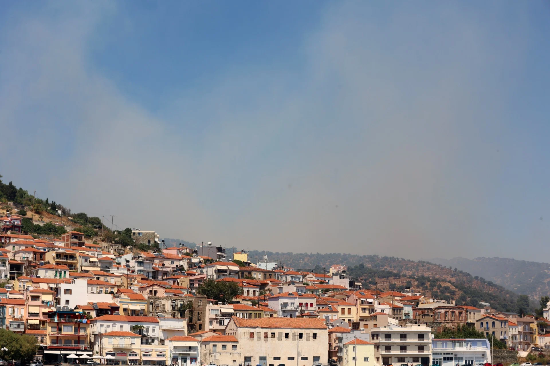 Τραυματίστηκε πυροσβέστης κατά τη διάρκεια της επιχείρησης κατάσβεσης