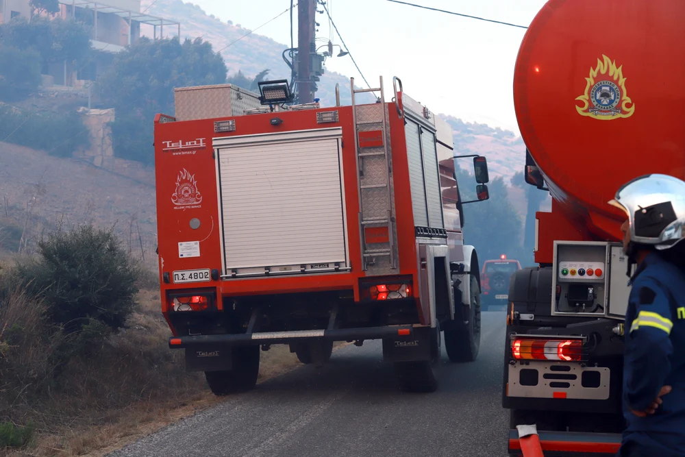 Οι δύο νεκροί πυροσβέστες συγκλονίζουν τον διεθνή Τύπο – Πώς καλύπτουν την τραγωδία BBC, Reuters και AP