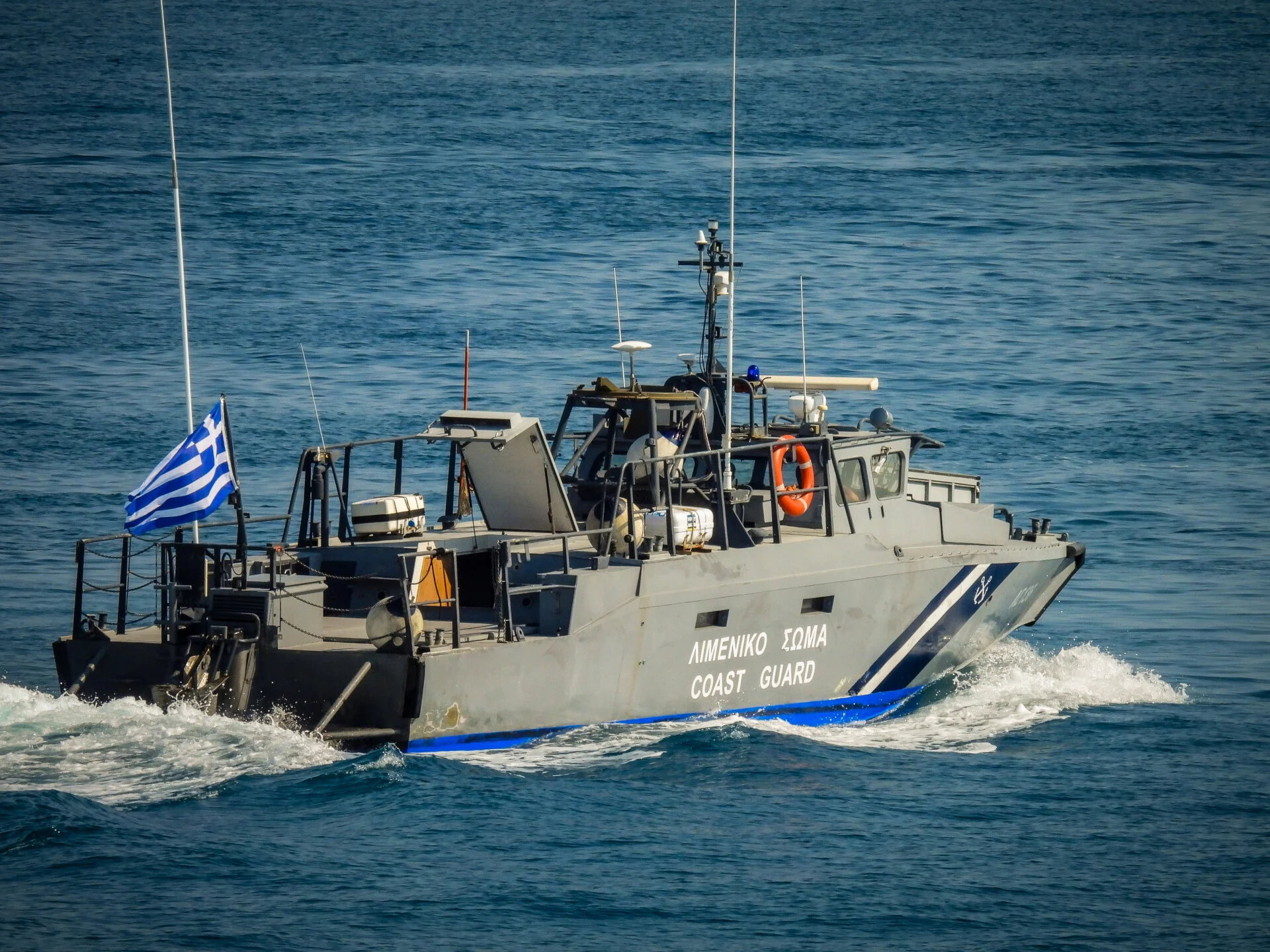 Βουλιαγμένη: Φωτιά τώρα σε ταχύπλοο – Καλά στην υγεία τους οι επιβαίνοντες