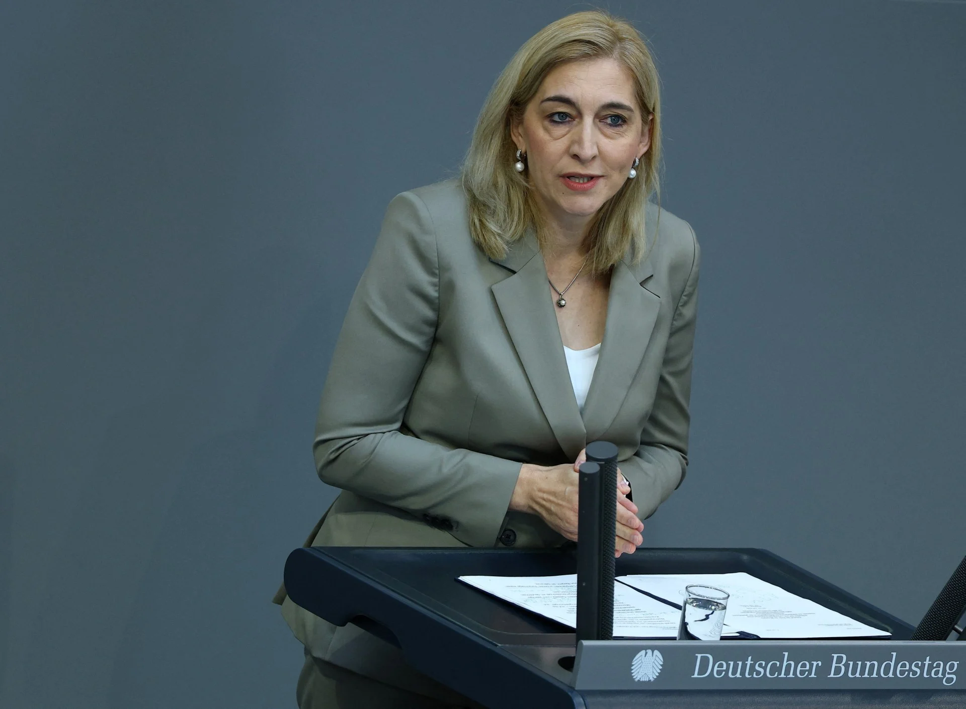 Η υπ. Υγείας Νίνα Βάρκεν αναλαμβάνει επικεφαλής στο επιτελείο της καγκελαρίας