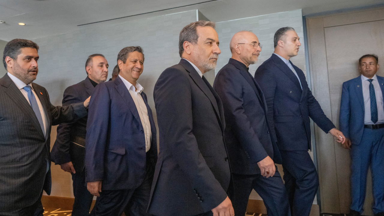 Οι σκληροπυρηνικοί του Ιράν προειδοποιούν για πραξικόπημα, ενώ η εκεχειρία καταρρέει