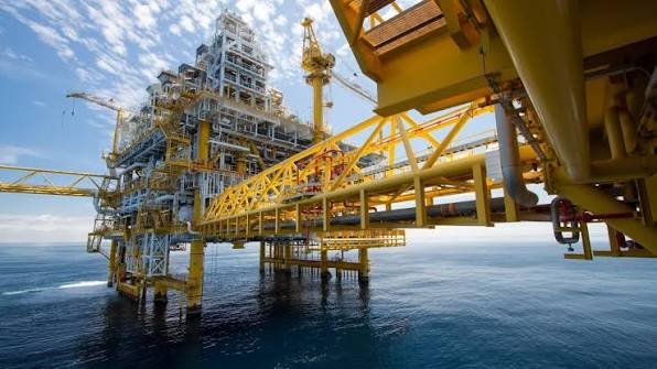 «Εκτοξεύτηκε» ξανά στα 90 δολάρια η τιμή του πετρελαίου