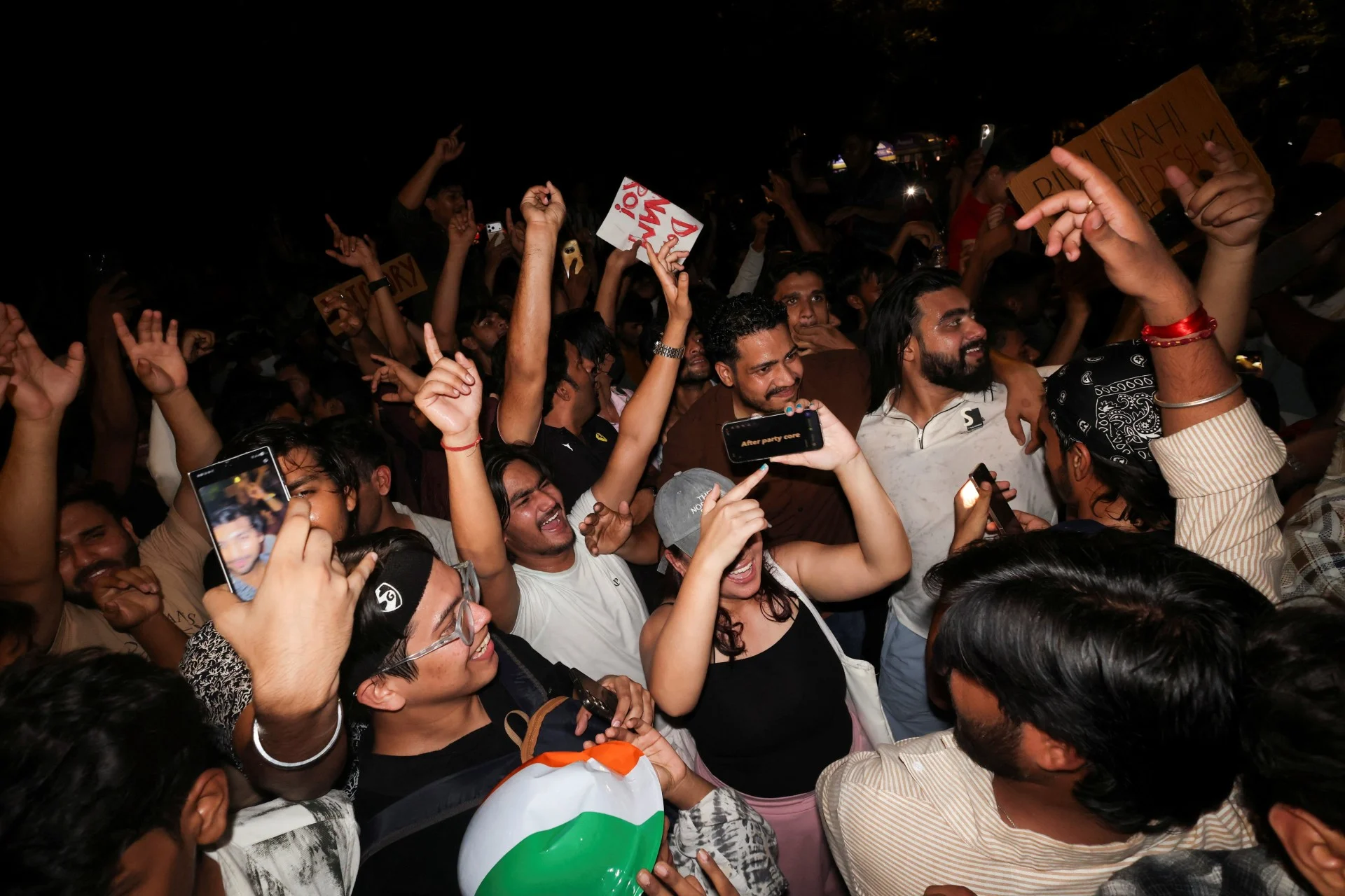 Πώς οι «κατσαρίδες» γονάτισαν τον Μόντι