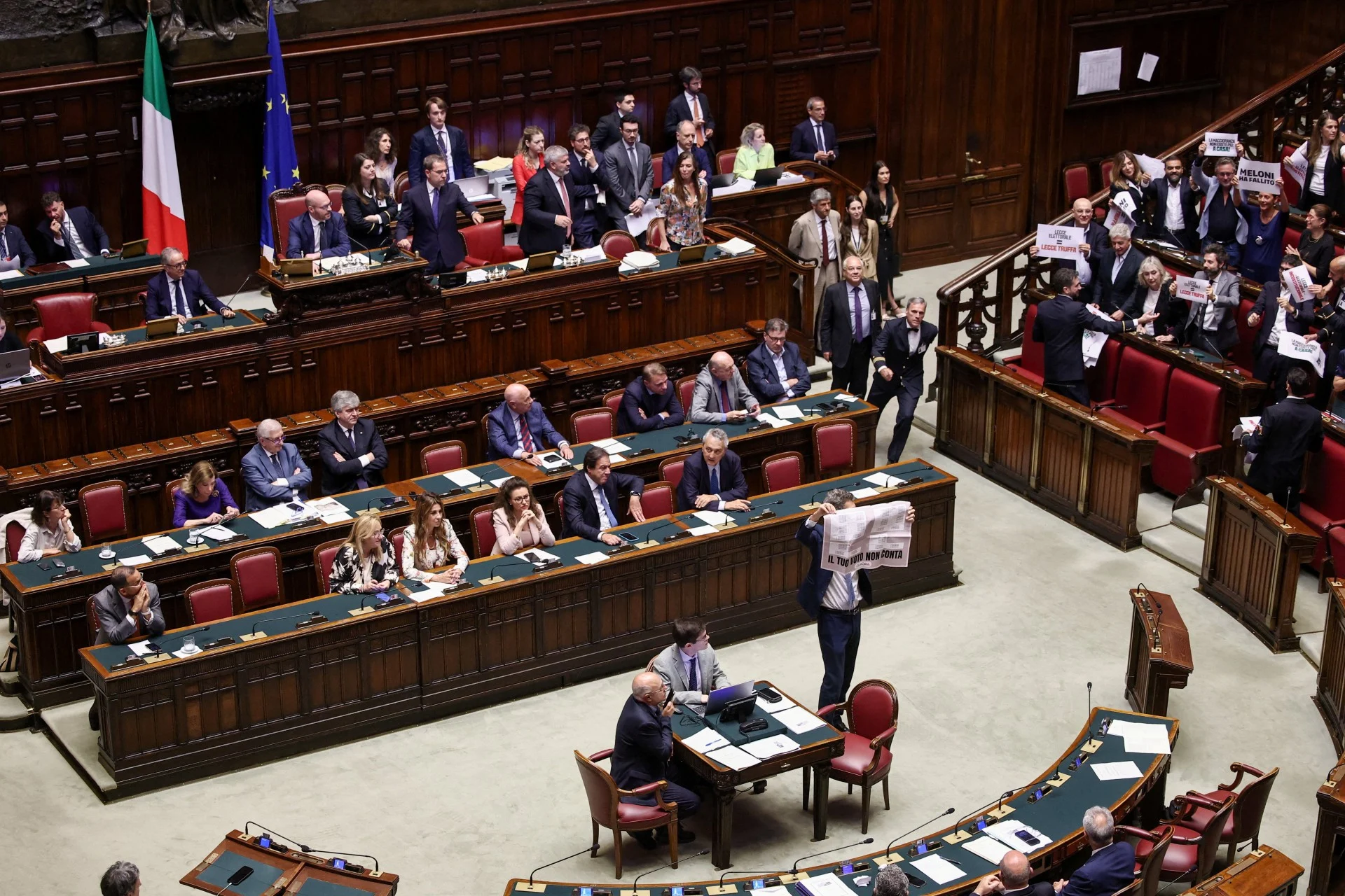 Ιταλία: «Πύρρειος νίκη» για τη Μελόνι μετά τις διαρροές στον κυβερνητικό συνασπισμό