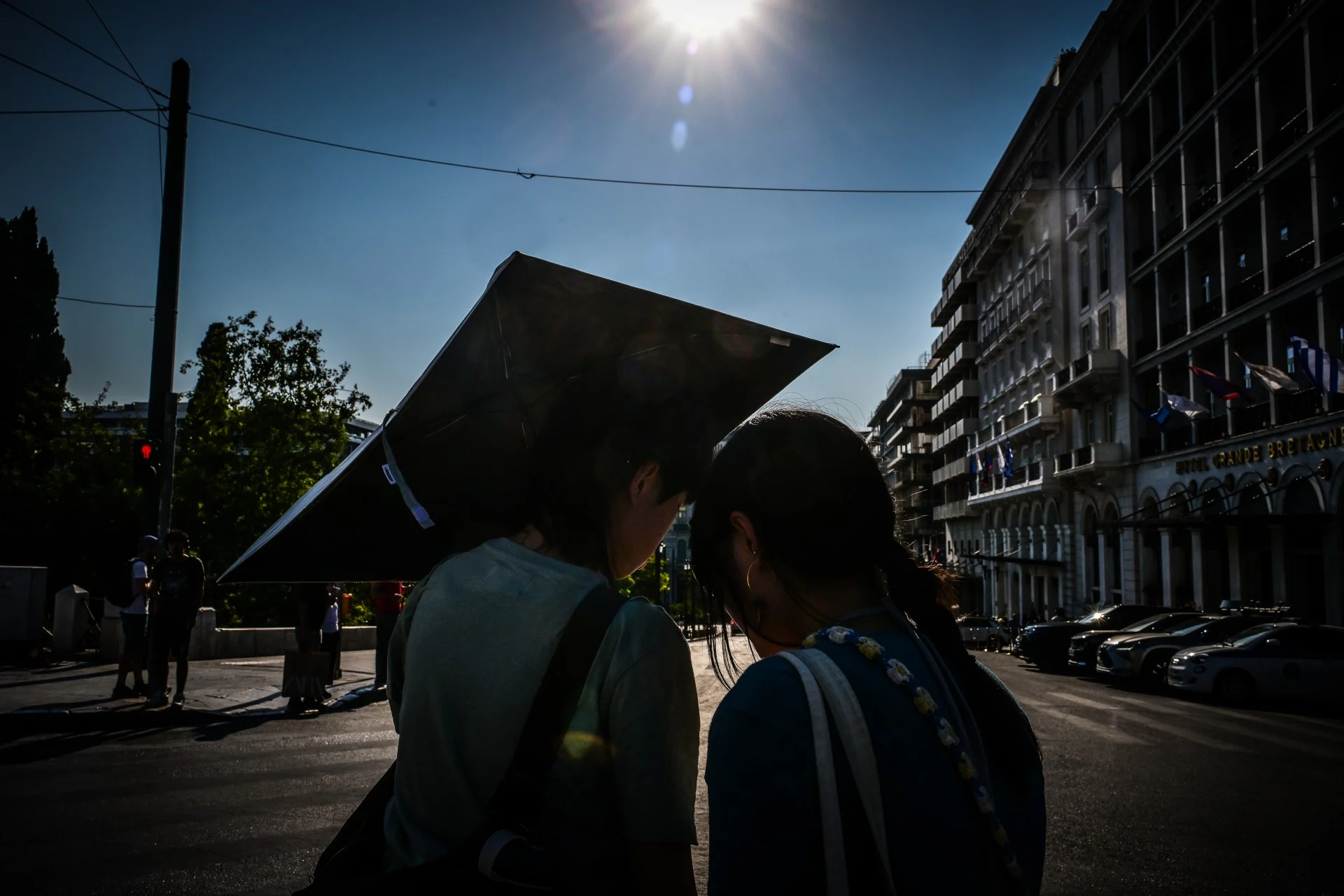 Επιμένει ως την Τετάρτη ο καύσωνας – Σκόνη και έως τους 41 βαθμούς σήμερα η θερμοκρασία, βροχές την Παρασκευή