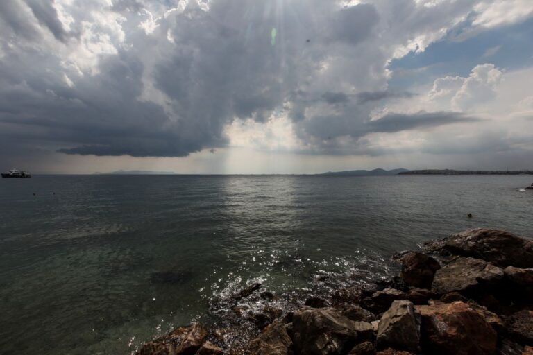 Βροχές, σποραδικές καταιγίδες και πτώση της θερμοκρασίας έως 34 βαθμούς