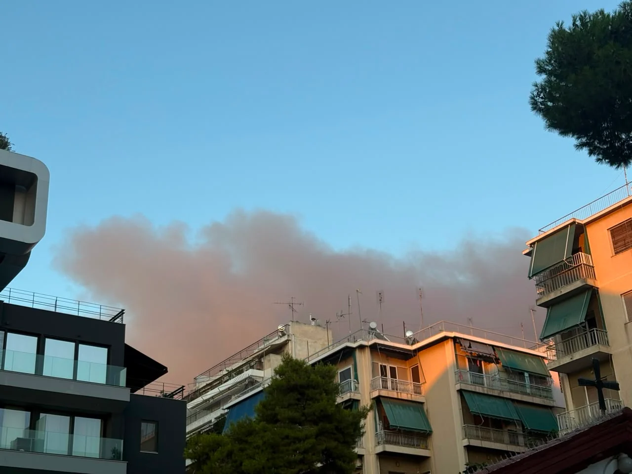 Φωτιά στο παλιό κτίριο του Μπαντμιντον – Πού διακόπηκε η κυκλοφορία