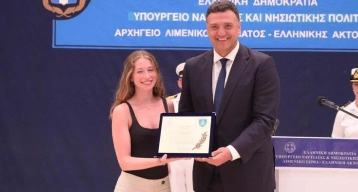 Ο Β. Κικίλιας βράβευσε την ηρωϊκή ναυαγοσώστρια Σ. Κασπίρη