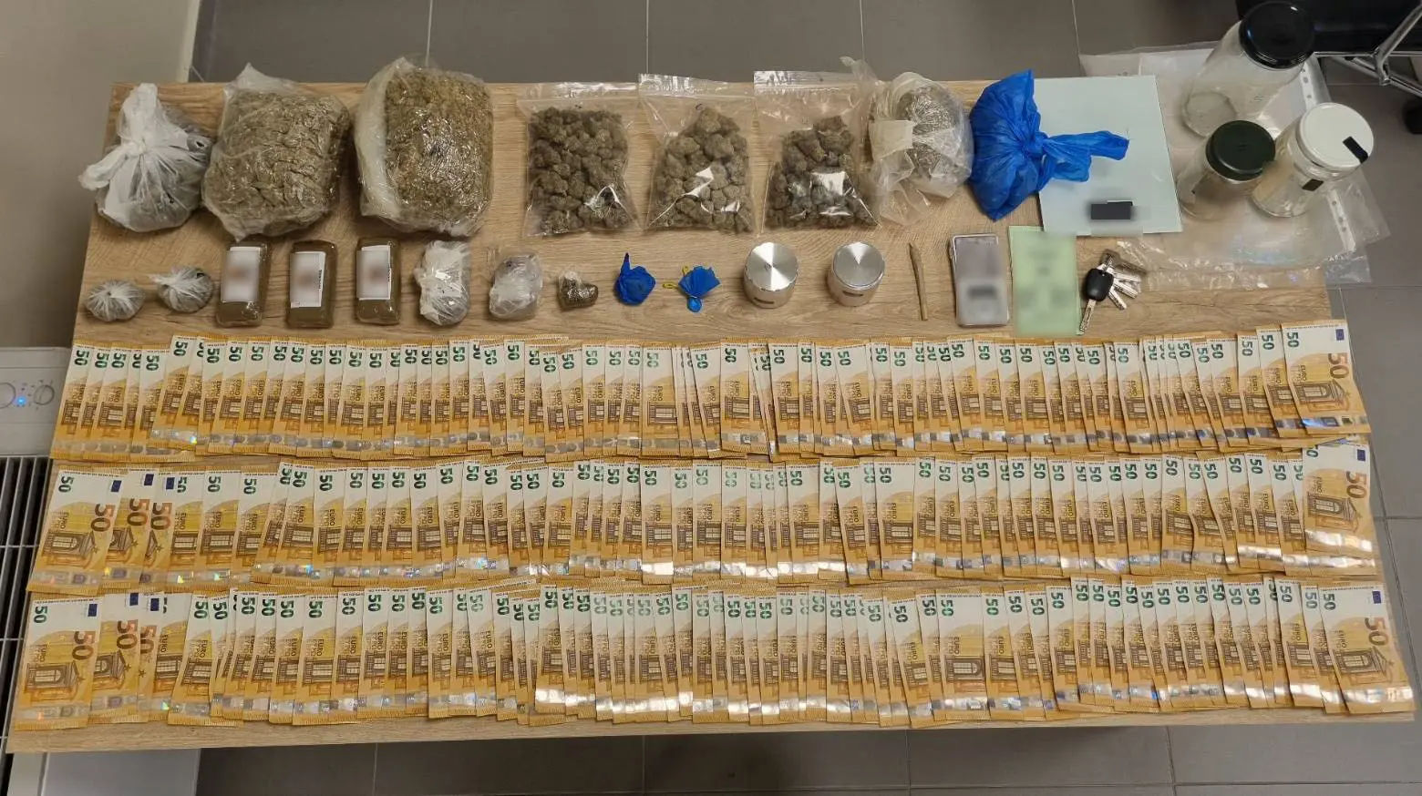 Συνελήφθη 42χρονος διακινητής ναρκωτικών ουσιών με πάνω από 1,5 κιλό κάνναβης και 10.550 ευρώ – Χειροπέδες και σε πελάτη του