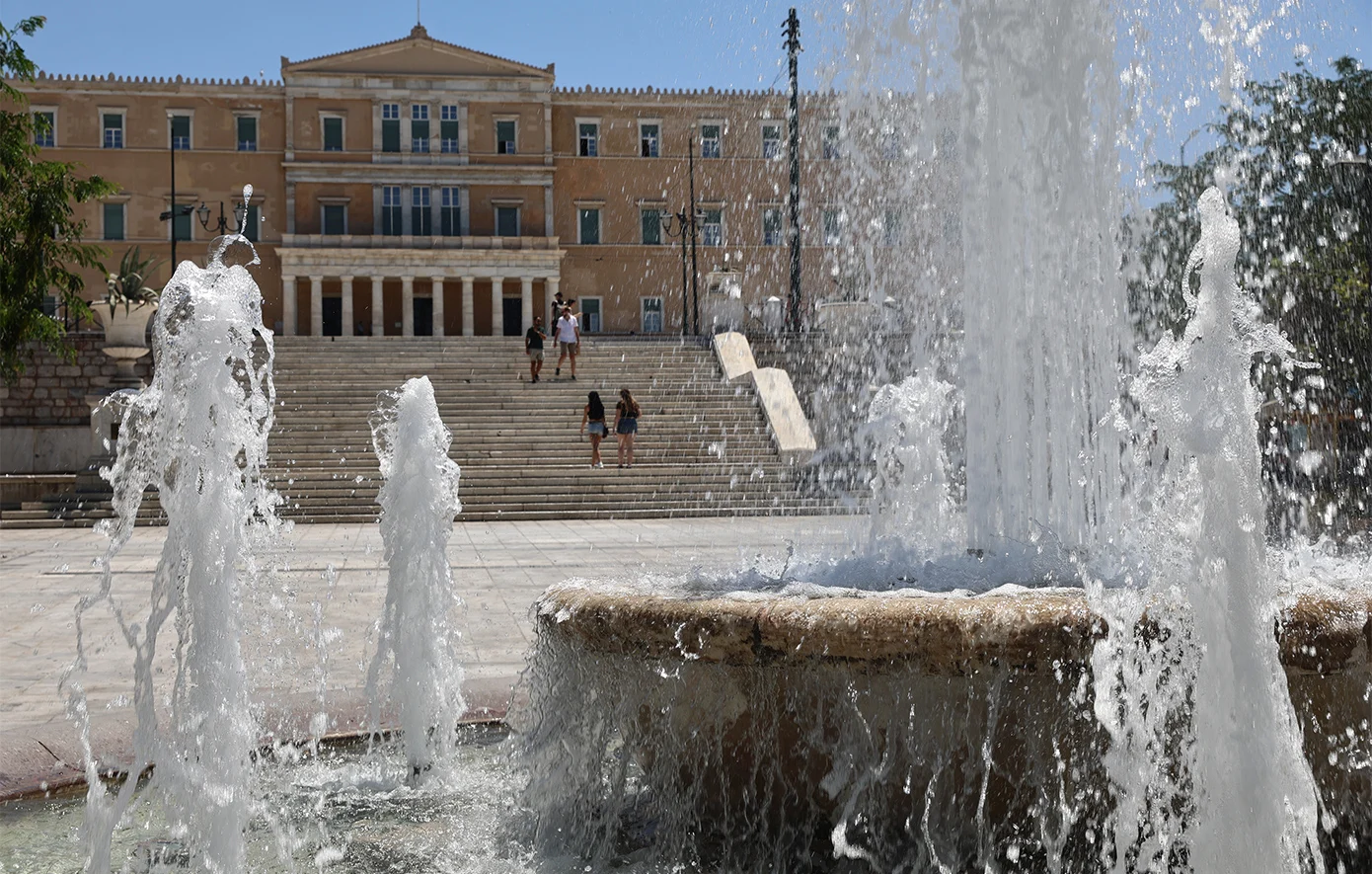 Αισθητή άνοδος της θερμοκρασίας με τον υδράργυρο να ξεπερνά τους 40°C – Οι ομάδες υψηλού κινδύνου και γενικές οδηγίες προφύλαξης από τη ζέστη