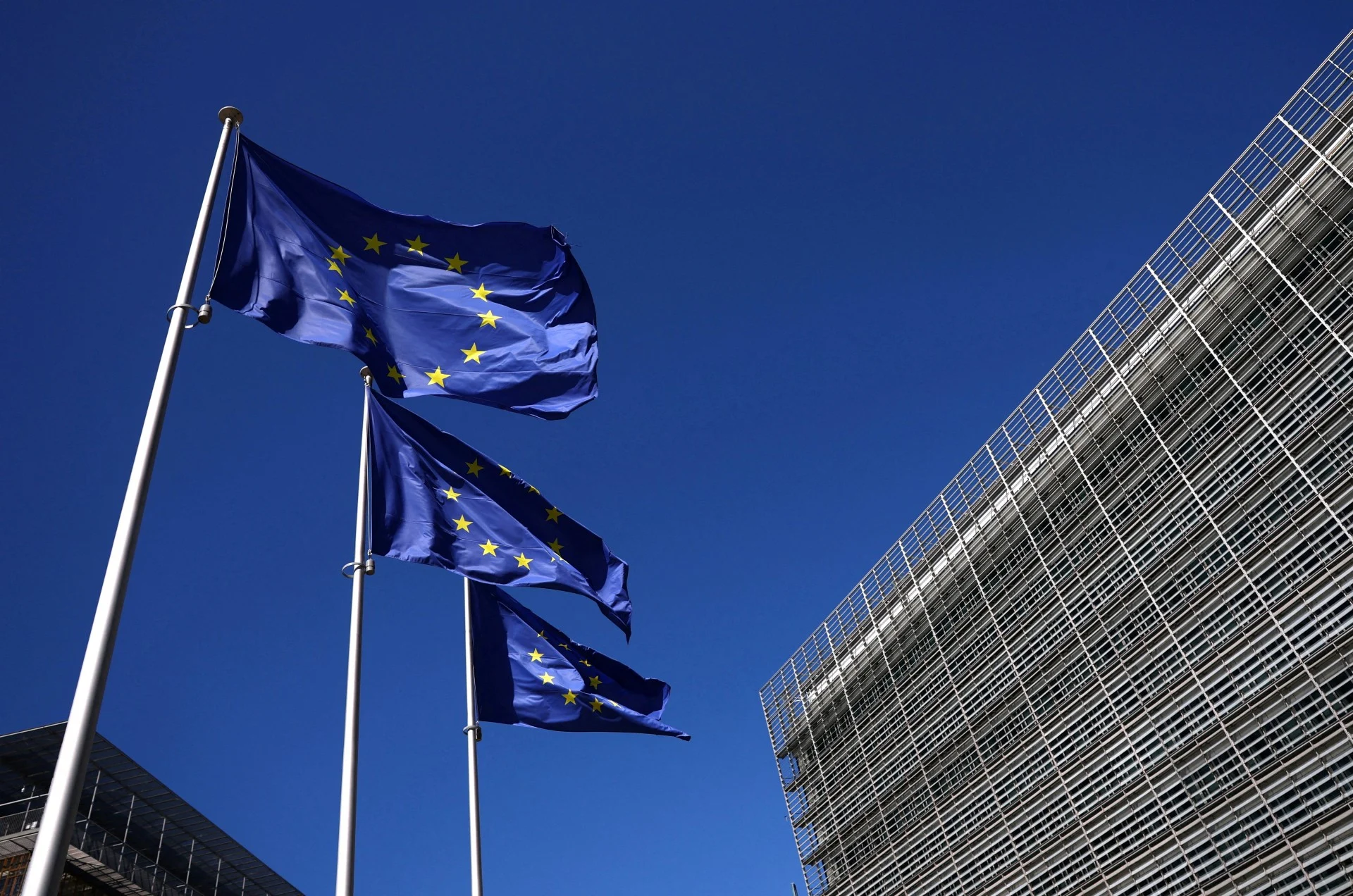 Πρόταση για δέσμευση περιουσιακών στοιχείων και ταξιδιωτικές απαγορεύσεις για την καταπολέμηση της διακίνησης παράτυπων μεταναστών
