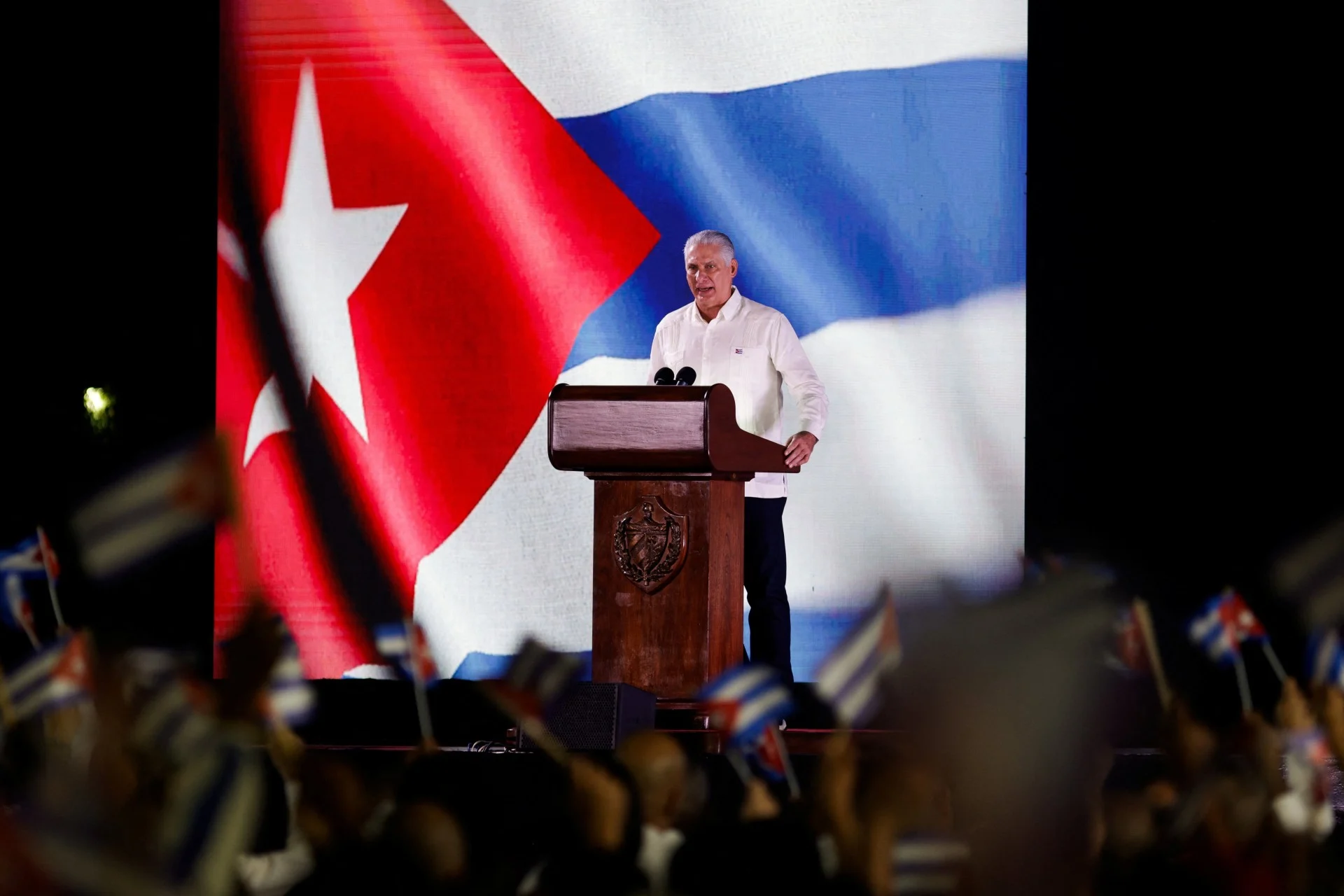 Ο πρόεδρος Ντίας-Κανέλ κατηγορεί τις ΗΠΑ για «πολιτική γενοκτονία»