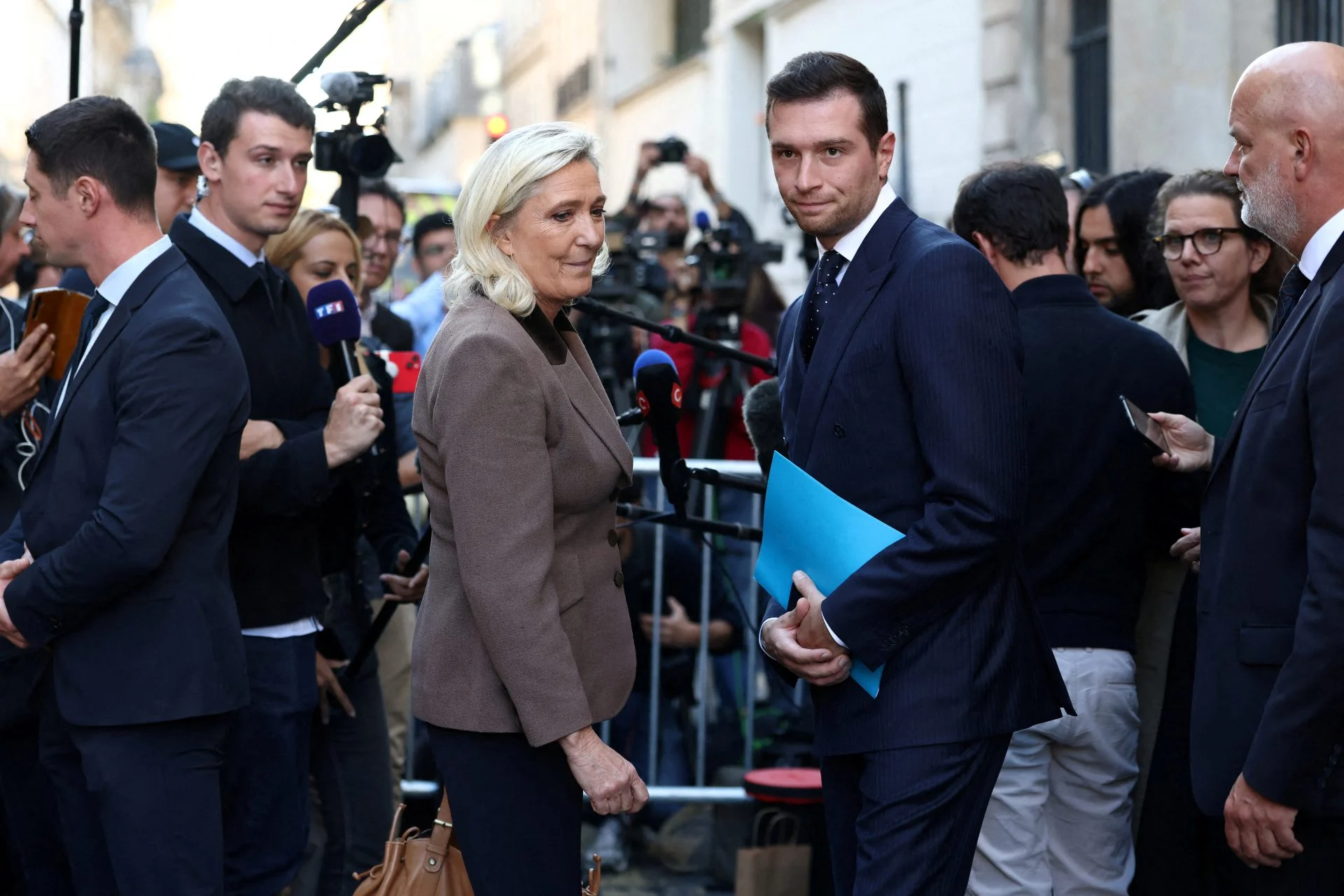 Η «εφτάψυχη γάτα» της Γαλλίας λανσάρει… αμερικανική καμπάνια για να γίνει πρόεδρος