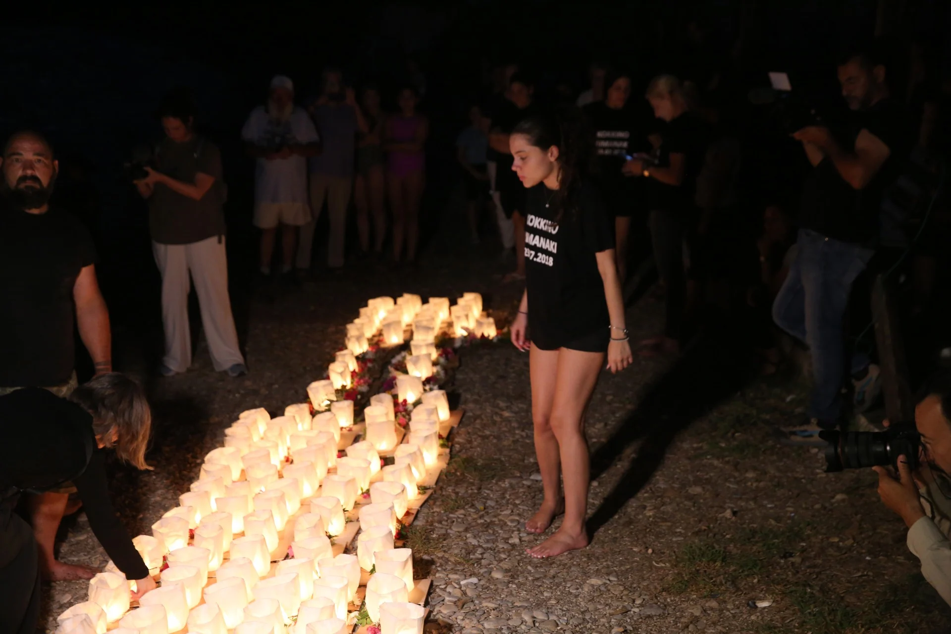 Τρισάγιο, προσκλητήριο νεκρών και πορεία στο δρόμο της φωτιάς, στη μνήμη των θυμάτων της τραγωδίας στο Μάτι