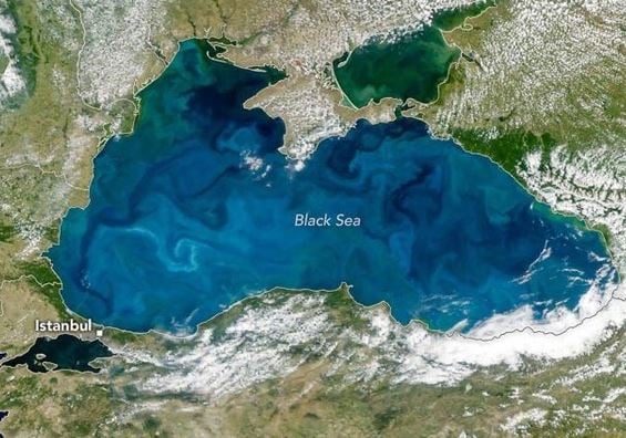 Η Μαύρη Θάλασσα έγινε τιρκουάζ
