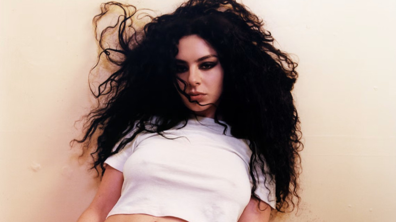 Η Charli XCX «μπαίνει» στην Εθνική Πινακοθήκη Πορτρέτων του Λονδίνου