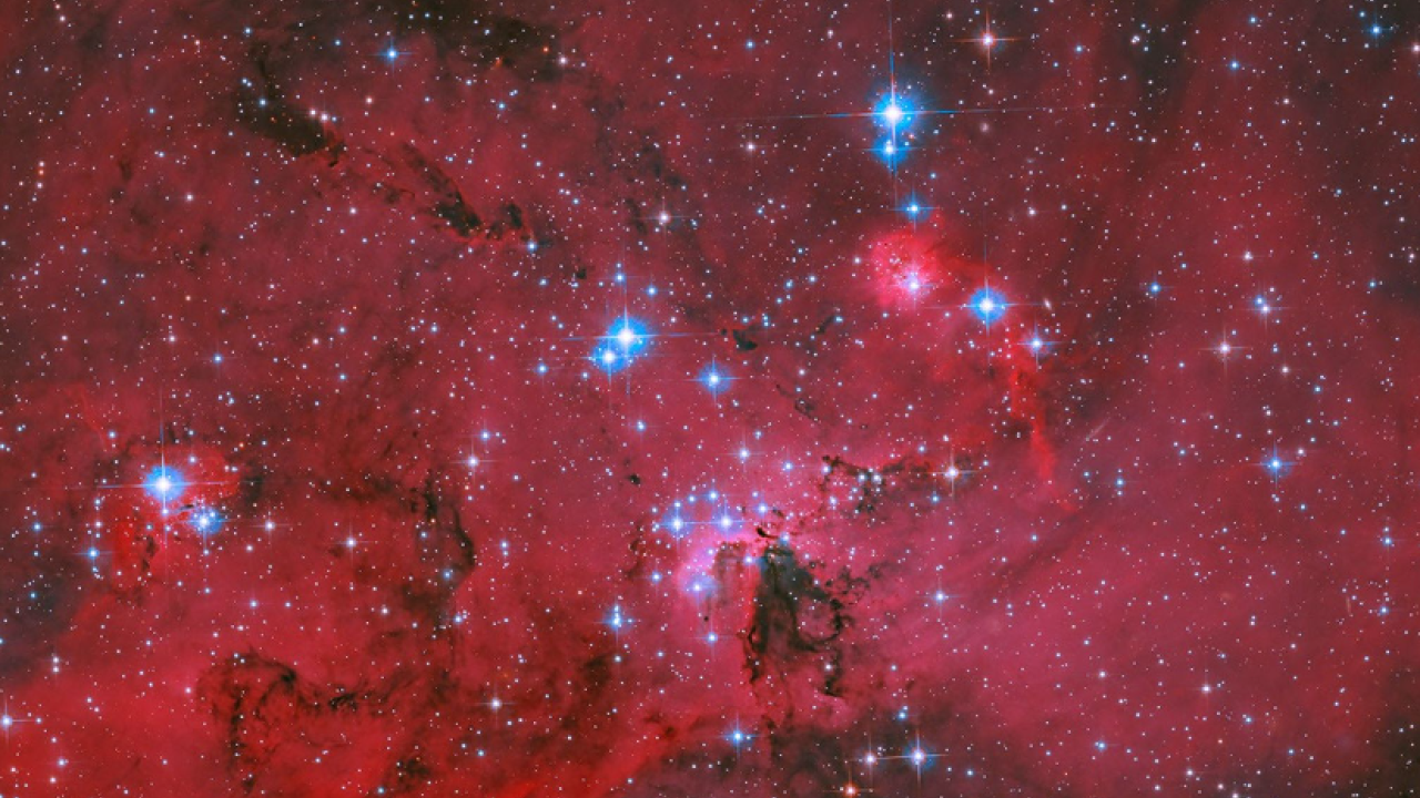 NASA: Το Hubble απαθανατίζει ένα κατακόκκινο λαμπερό νέφος