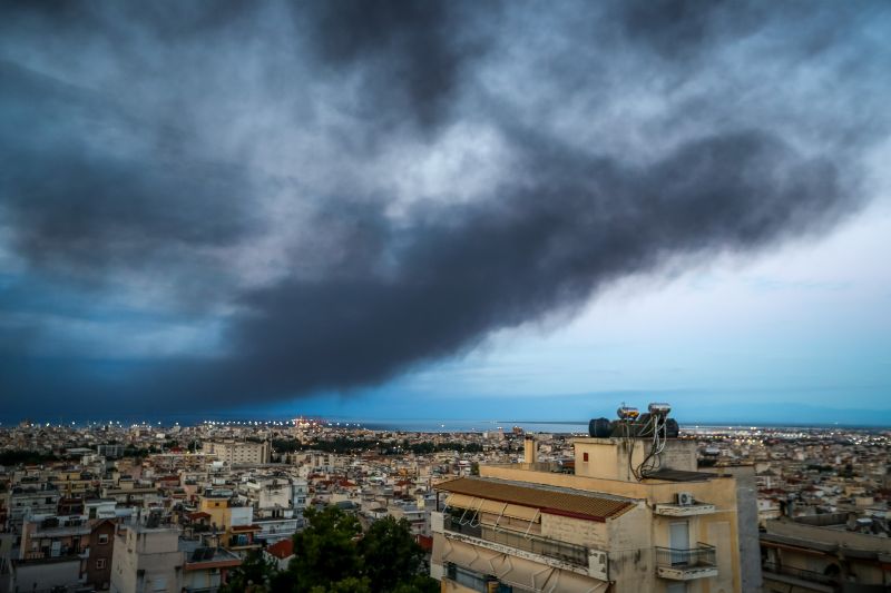 Πυκνοί καπνοί επηρέασαν μεγάλο τμήμα της Θεσσαλονίκης λόγω της φωτιάς στο Ωραιόκαστρο – Πώς αναμένεται να εξελιχθεί το φαινόμενο