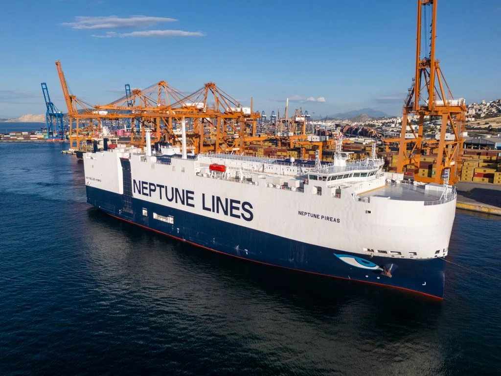 Το Neptune Pireas πραγματοποιεί την πρώτη του προσέγγιση στο ιστορικό λιμάνι του Πειραιά