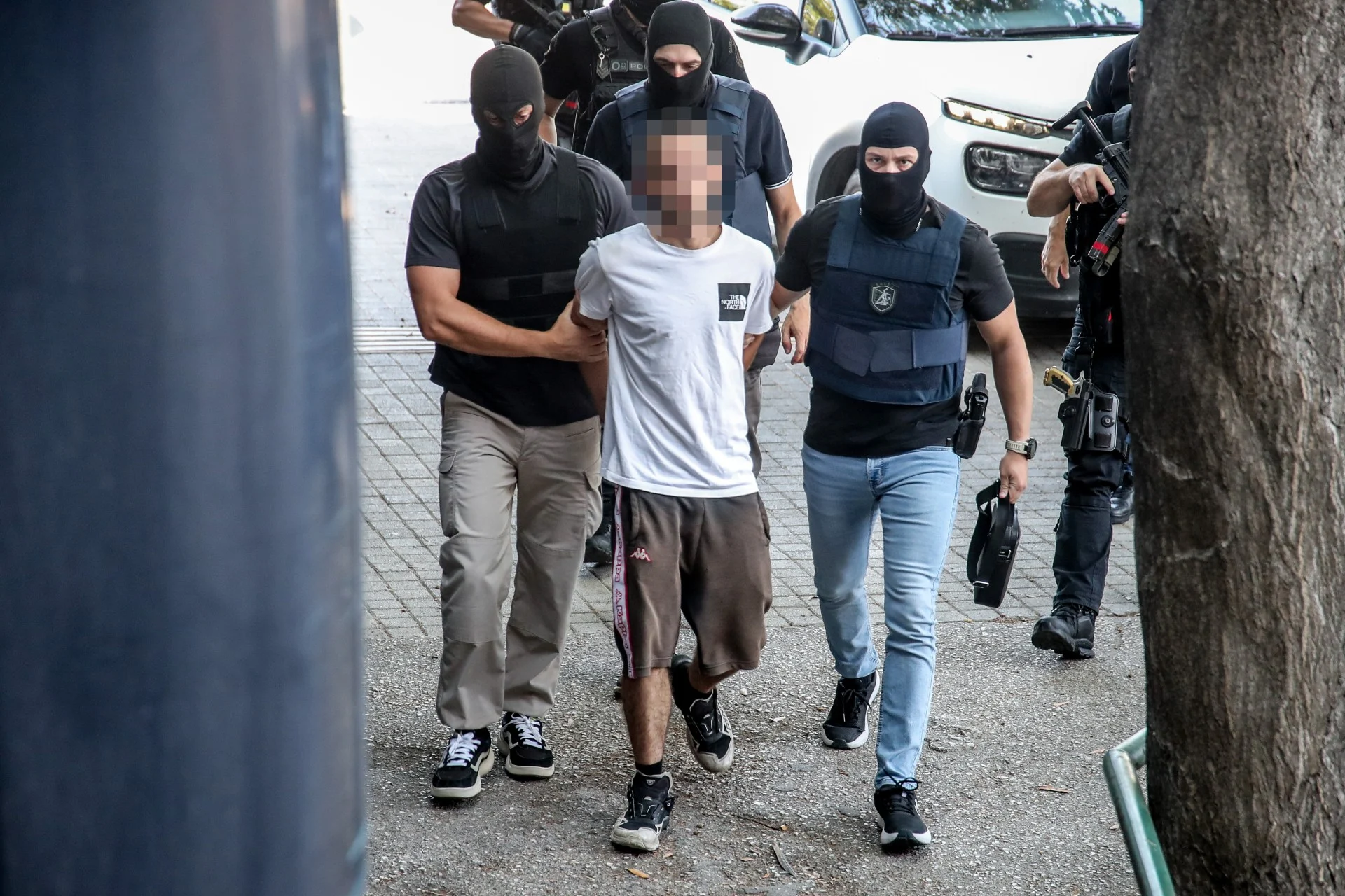Ένταση στα δικαστήρια μετά την προφυλάκιση του 25χρονου για την επίθεση στο σπίτι της οικογένειας Νέστορα