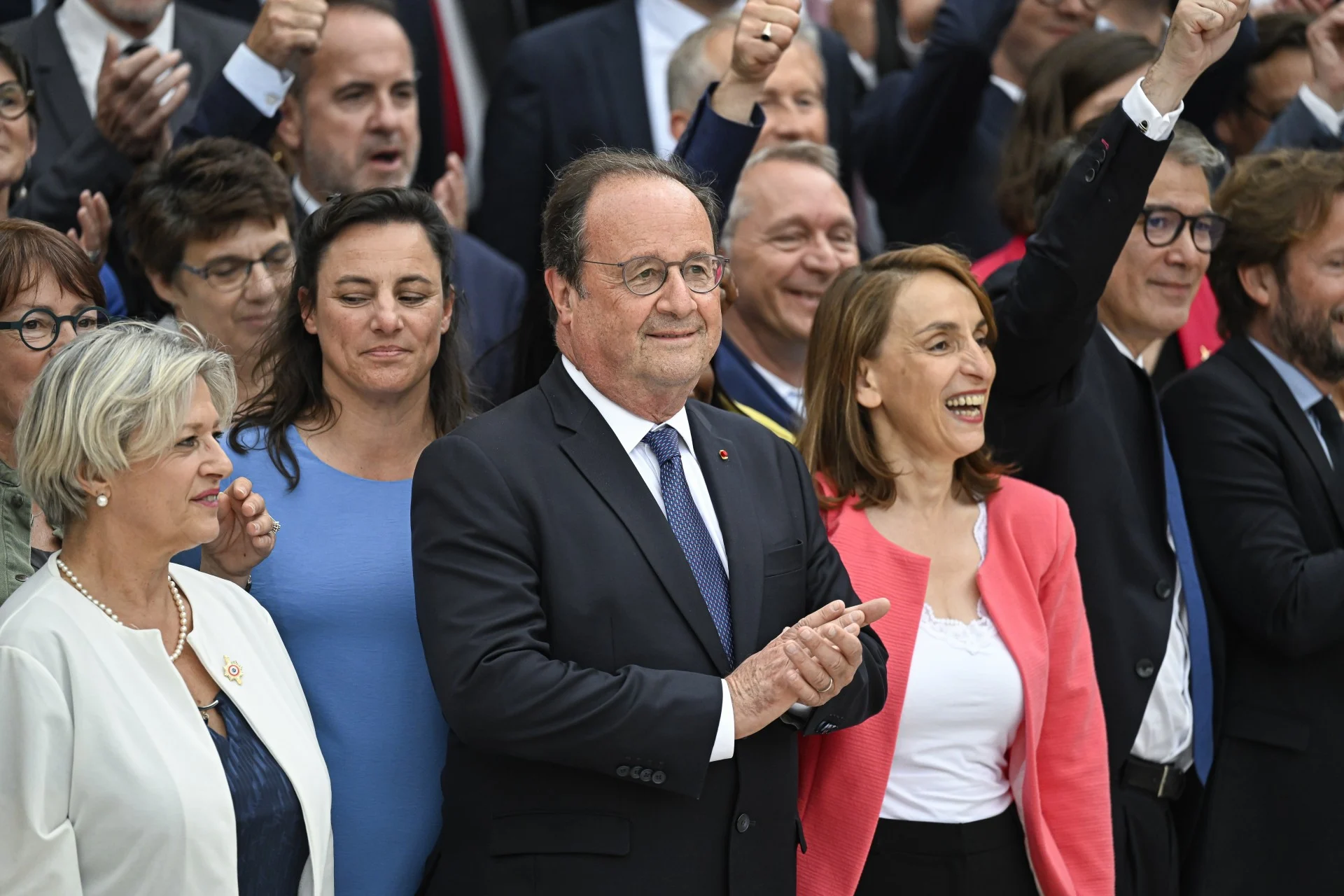 Οι προκριματικές εκλογές των Σοσιαλιστών παραμένουν χωρίς φαβορί